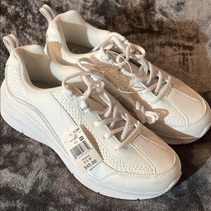 MTD Women's White Athletic Shoes 9.5W. NWT